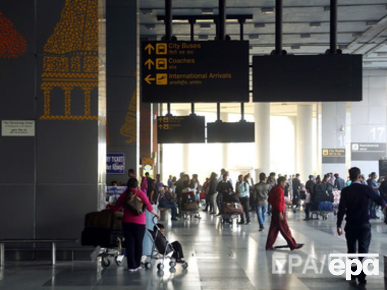В аэропорту Нью-Дели увеличили число сотрудников службы безопасности, дополнительно проверяют пассажиров и весь багаж
