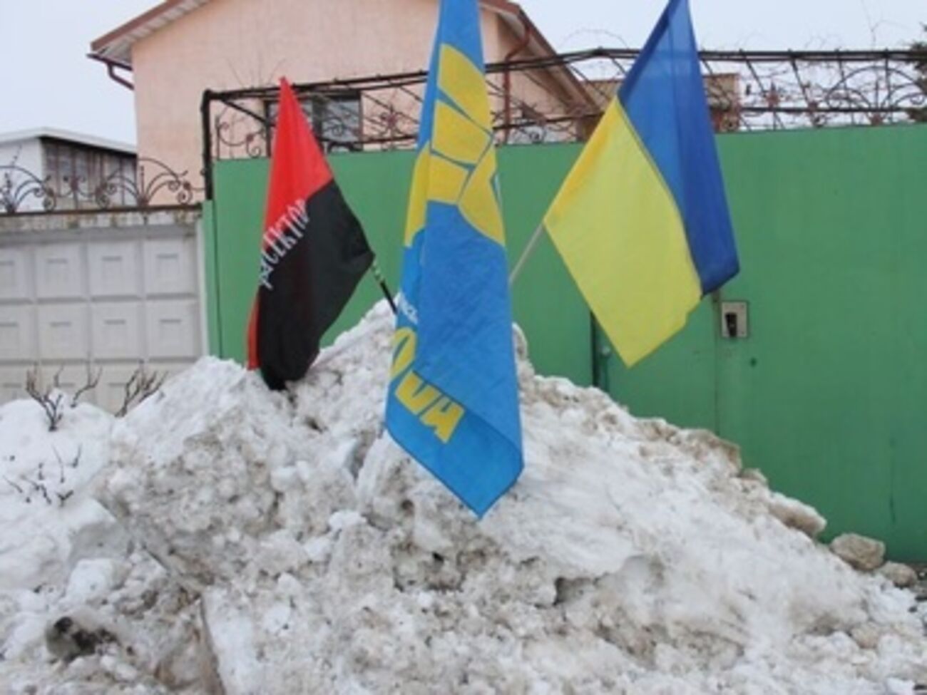 Активисты совместно убрали снег с двух городских остановок и отвезли за город к дому Вилкула