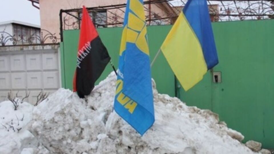 Активисты совместно убрали снег с двух городских остановок и отвезли за город к дому Вилкула