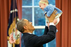 Фотографы Обамы отмечают, что президент США любит детей