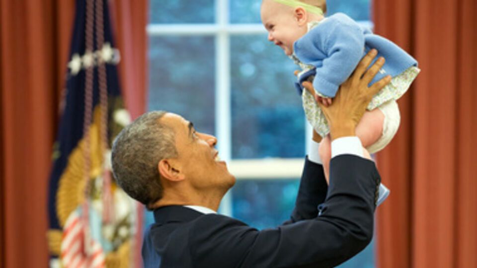 Фотографы Обамы отмечают, что президент США любит детей