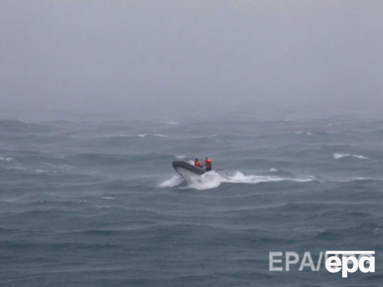 Накануне водолазы заметили под водой пятый крупный объект, который, вероятно, является осколком самолета
