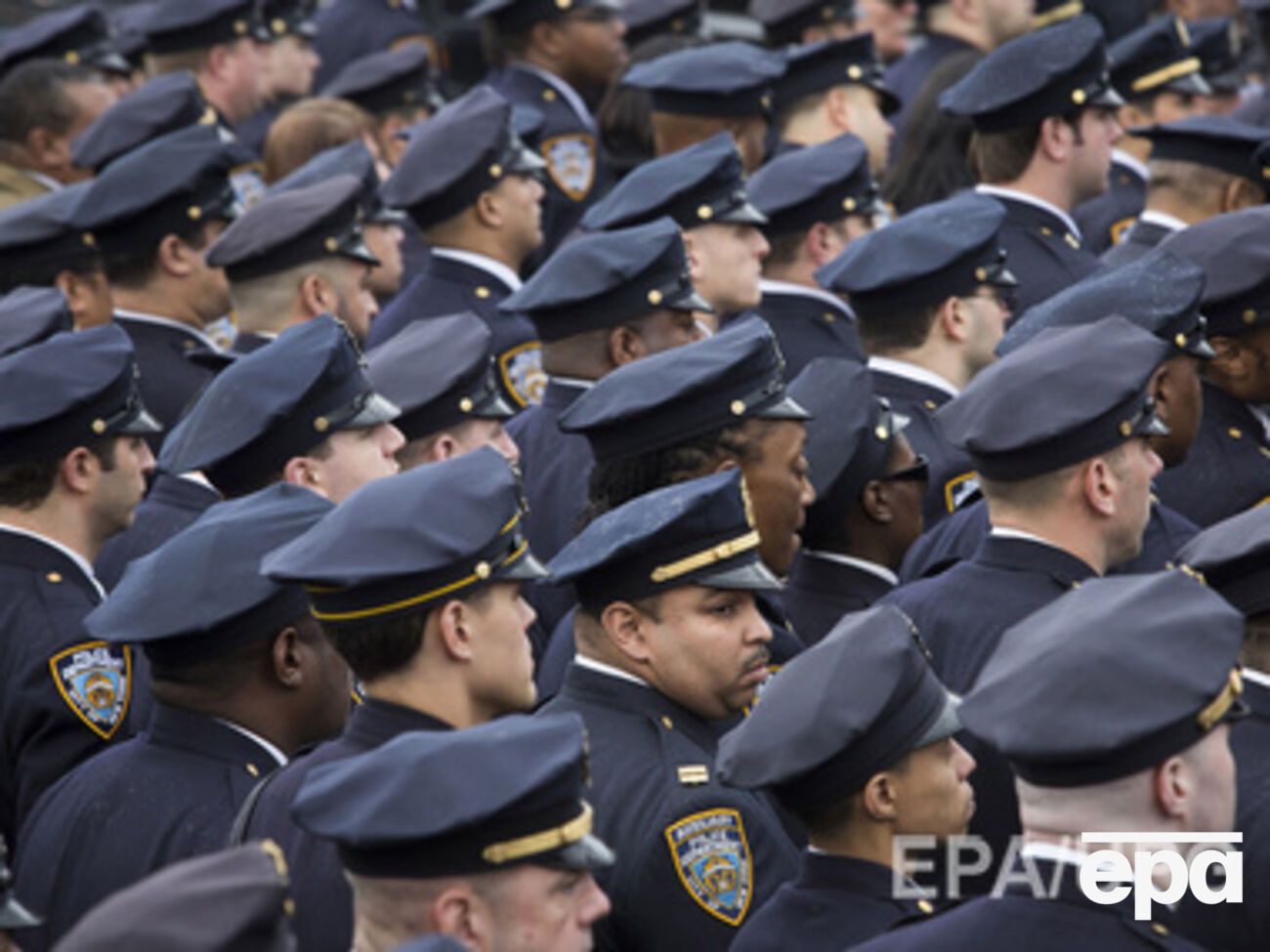 На похороны коллег приехали тысячи полисменов