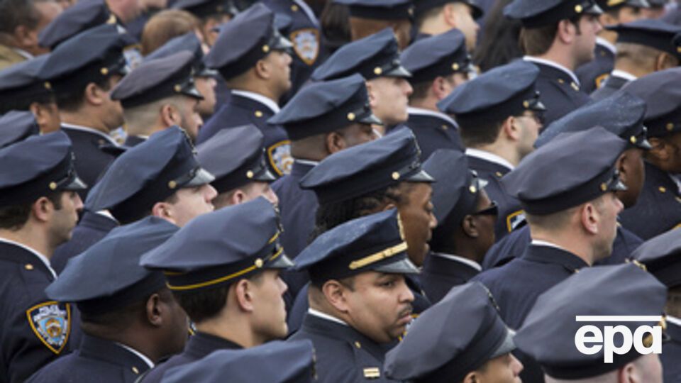 На похороны коллег приехали тысячи полисменов