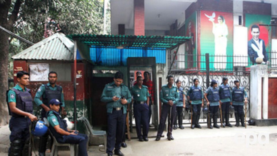 Полиция не позволяет Халеде Зиа покинуть центральный офис партии в Дакке