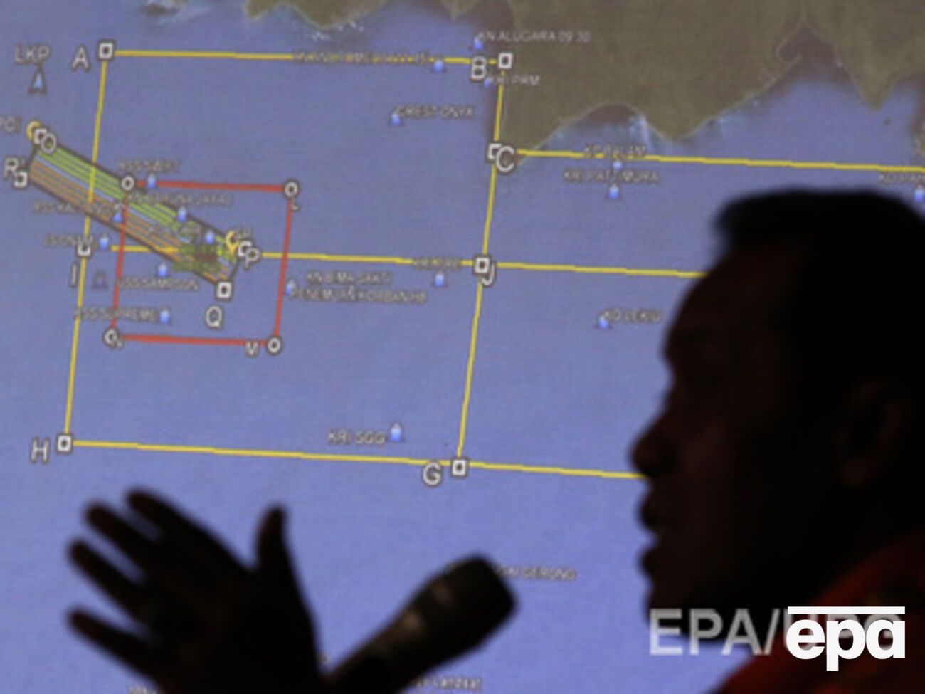 Поиски самолета AirAsia продолжаются