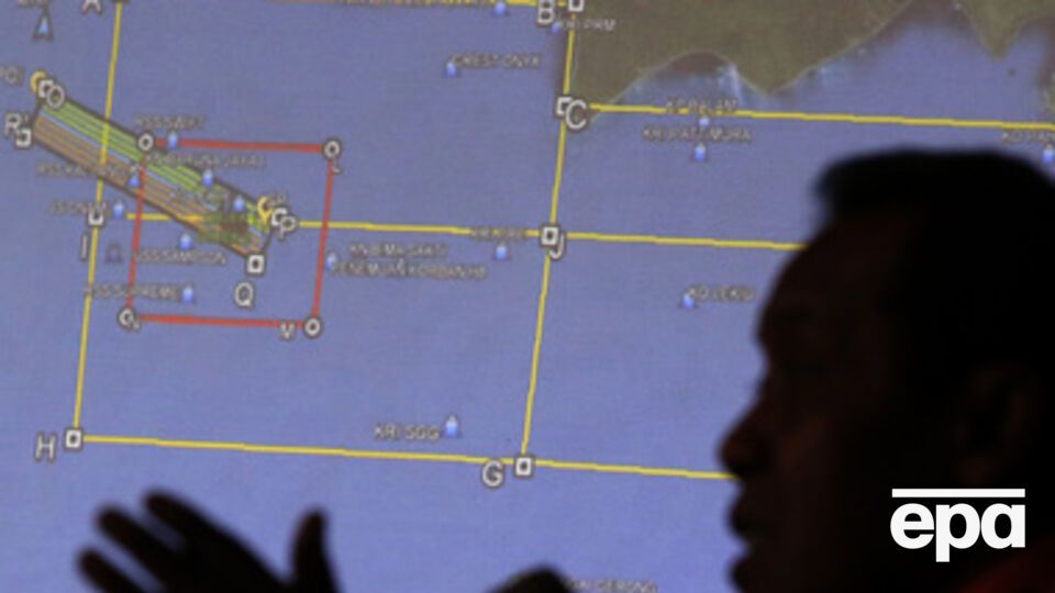 Поиски самолета AirAsia продолжаются