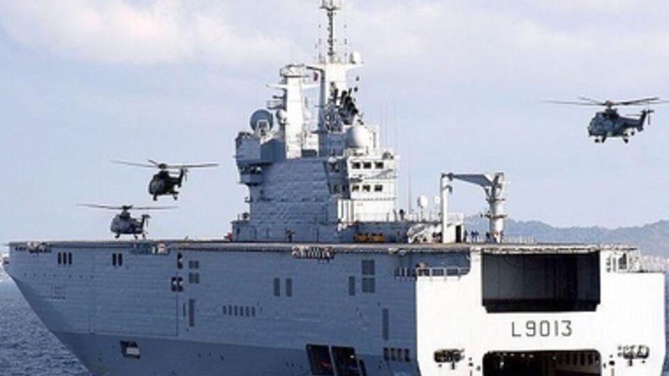 В Керчи находится достаточно большой сухой док, где возможно строительство кораблей типа "Мистраль", заявил Коваленко