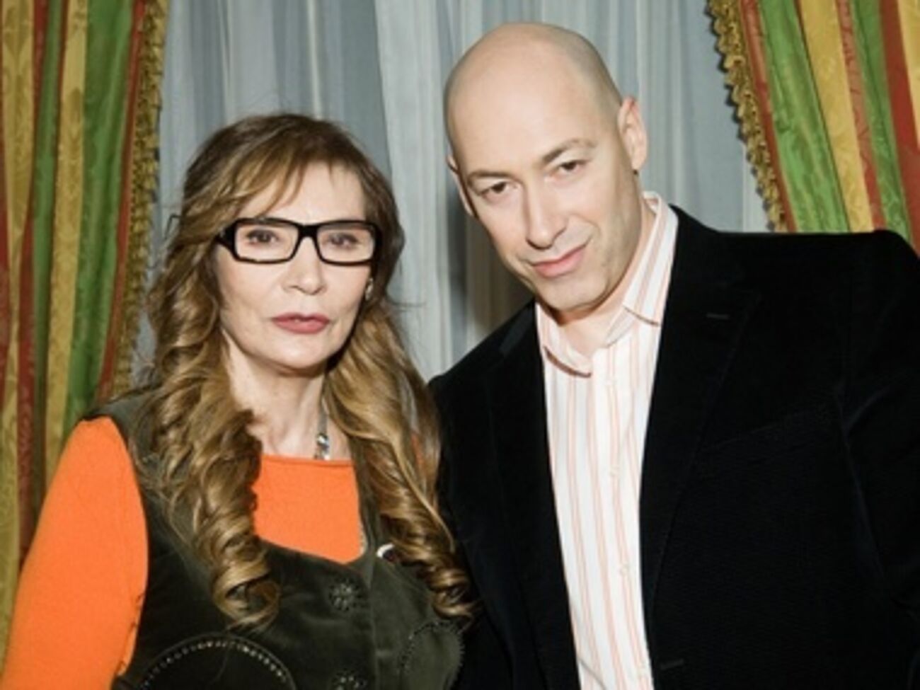 Джуна: Пугачева за волосы меня схватила, я локтем ей в дых дала... Она упала, я вазой хрустальной Аллу по голове бабах!