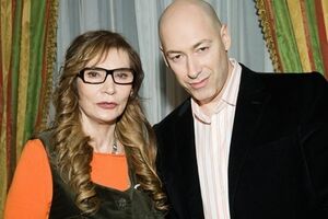 Джуна: Пугачева за волосы меня схватила, я локтем ей в дых дала... Она упала, я вазой хрустальной Аллу по голове бабах!