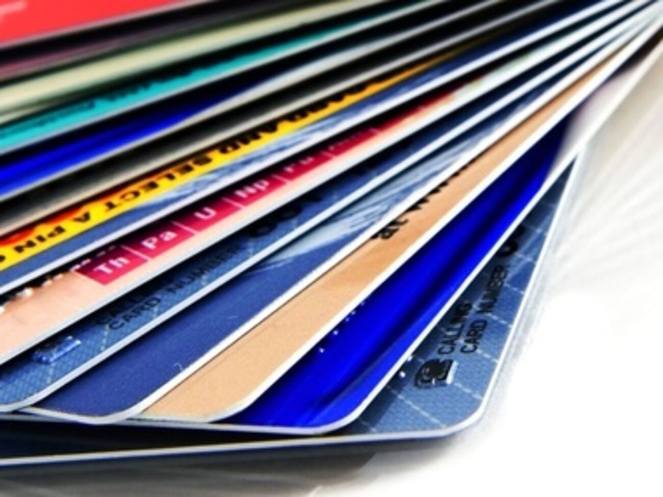 Ограничения на расчет пластиковыми картами действуют временно