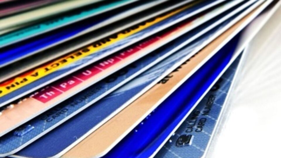 Ограничения на расчет пластиковыми картами действуют временно