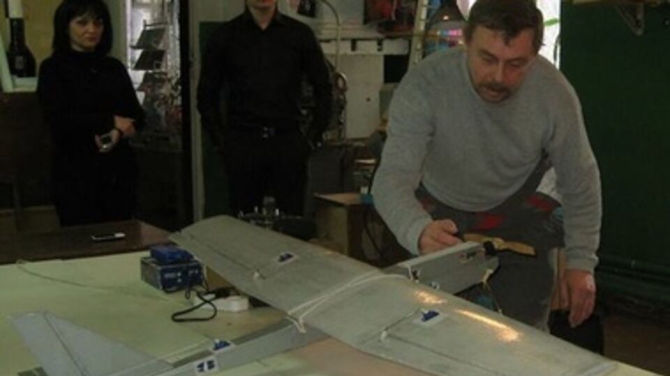 Беспилотник легко запускается с руки и весит 1,5 кг