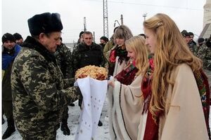 Военные в зоне АТО будут праздновать Рождество с печеньем, сладостями, фруктами и яйцами