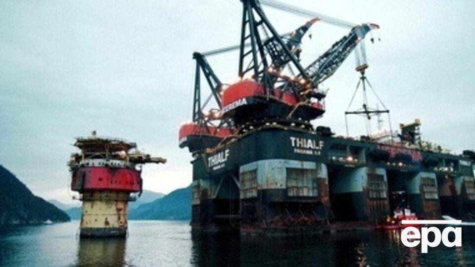 Нефть продолжает дешеветь