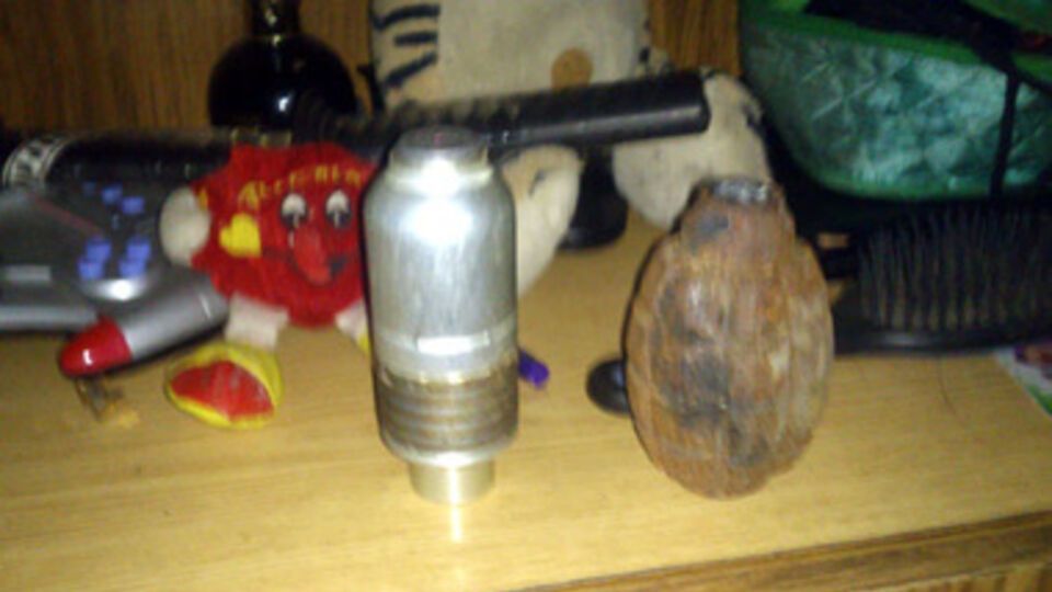 Мужчина нашел гранаты на поле боя