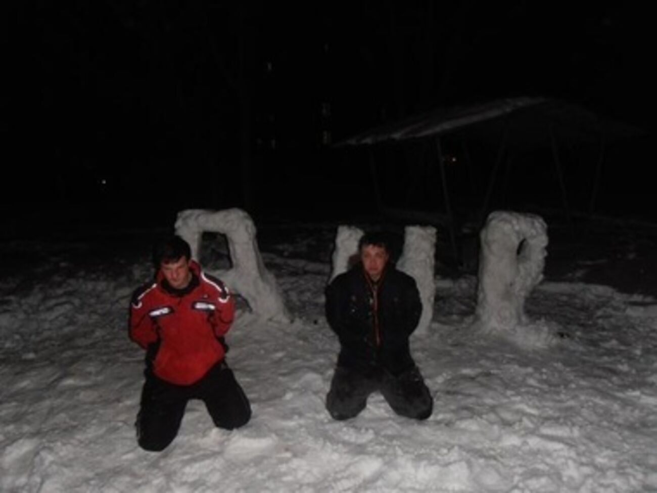 Избитые авторы на фоне их "произведения"