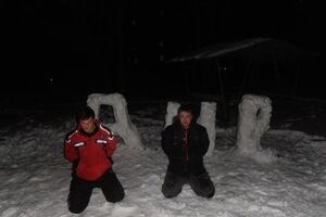 Избитые авторы на фоне их "произведения"