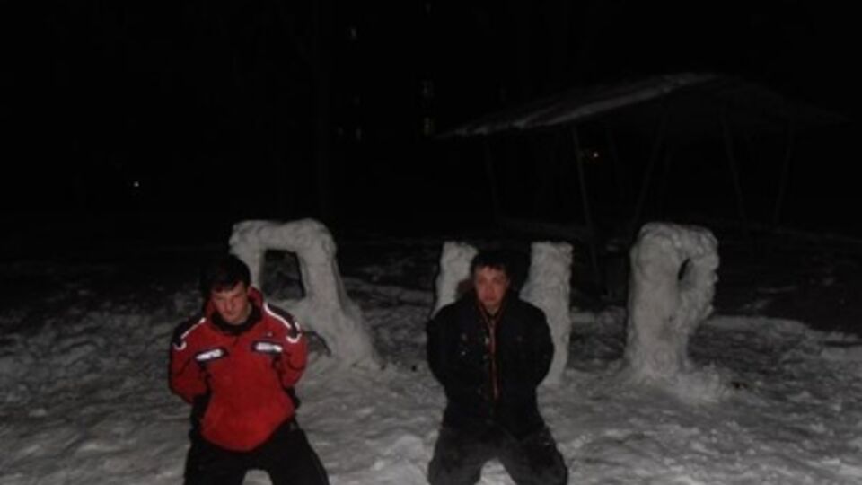 Избитые авторы на фоне их "произведения"