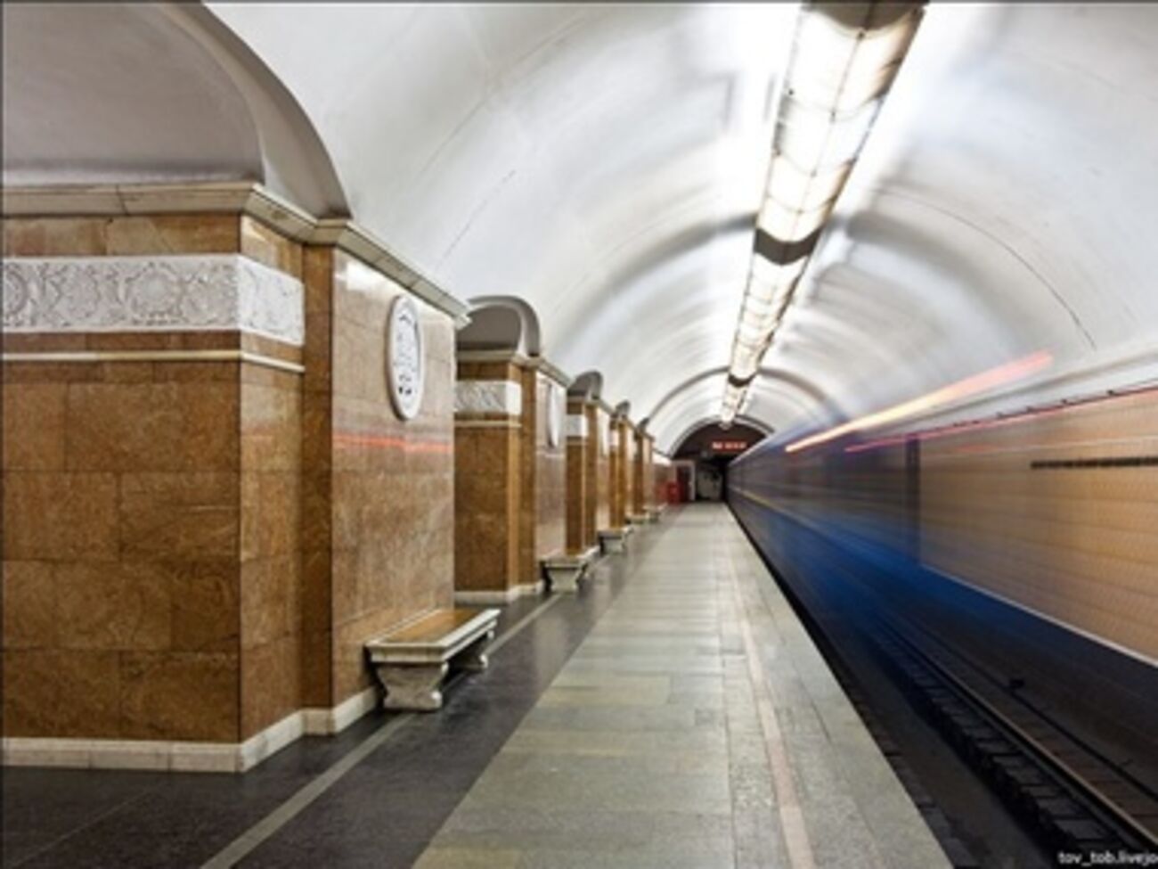 Подросток неудачно прокатился сзади вагона