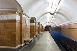 Подросток неудачно прокатился сзади вагона