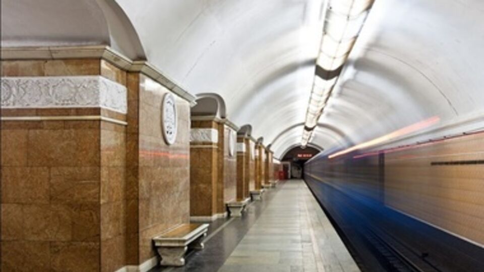 Подросток неудачно прокатился сзади вагона