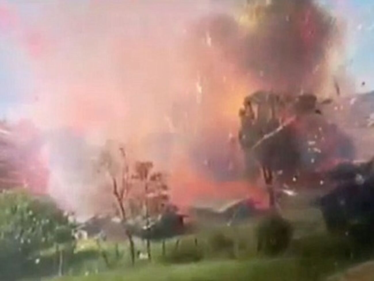 В Колумбии на фабрике пиротехники огонь уничтожил пять складов с порохом