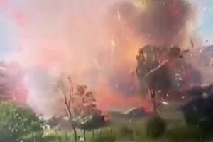 В Колумбии на фабрике пиротехники огонь уничтожил пять складов с порохом