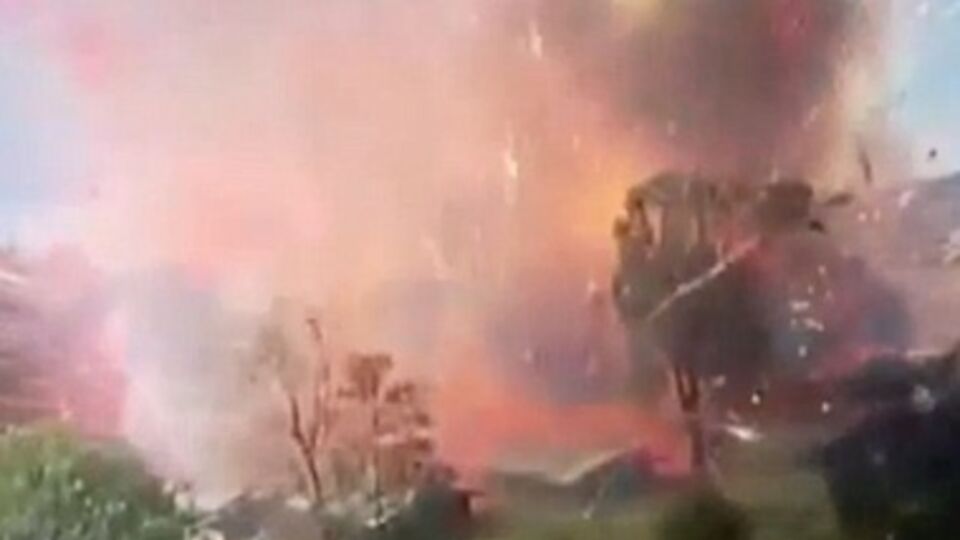 В Колумбии на фабрике пиротехники огонь уничтожил пять складов с порохом