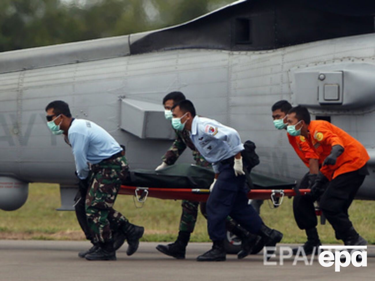 Спасатели подняли на поверхность останки еще трех пассажиров рейса Сурабая-Сингапур