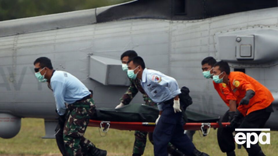 Спасатели подняли на поверхность останки еще трех пассажиров рейса Сурабая-Сингапур