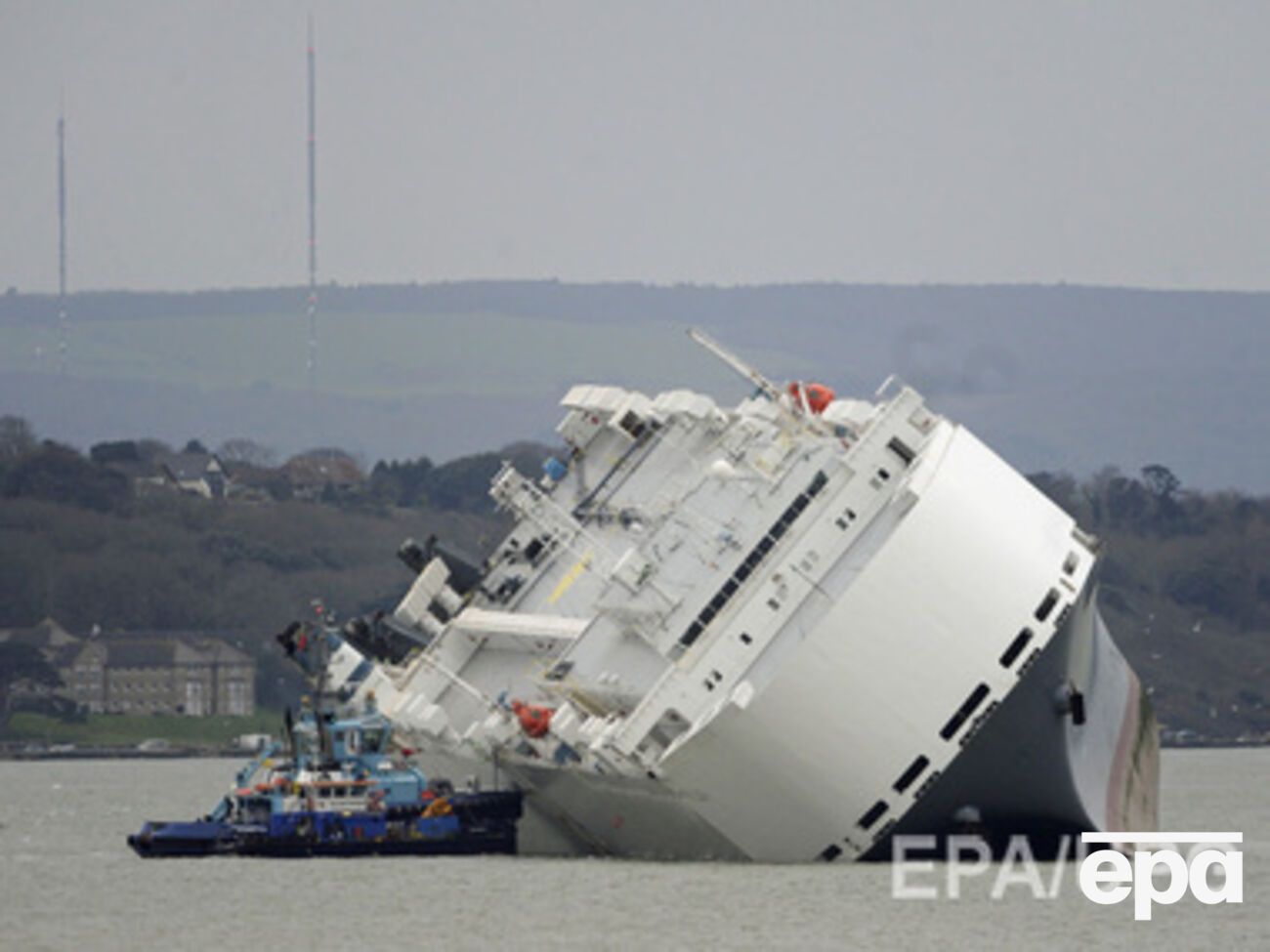 Предполагают, что причиной крена судна стали сдвинувшиеся в трюме машины