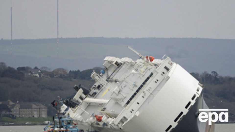 Предполагают, что причиной крена судна стали сдвинувшиеся в трюме машины