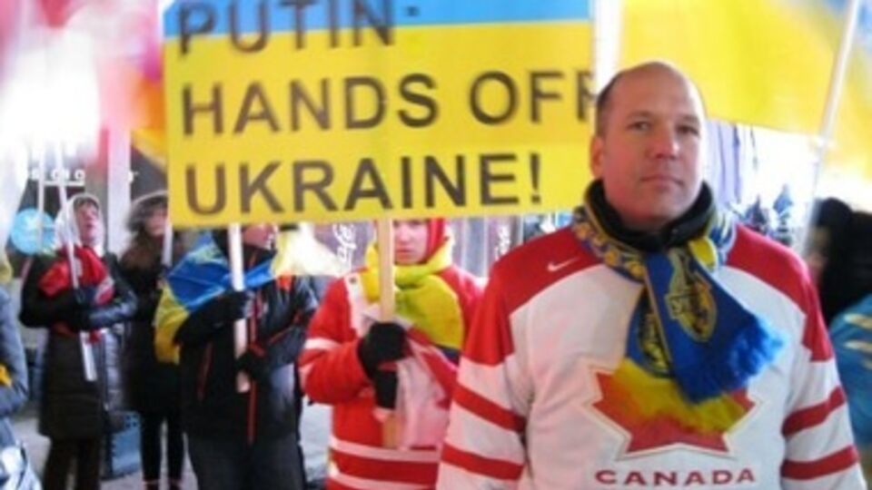 Протестующие призывали Путина вывести российские войска с территории Украины