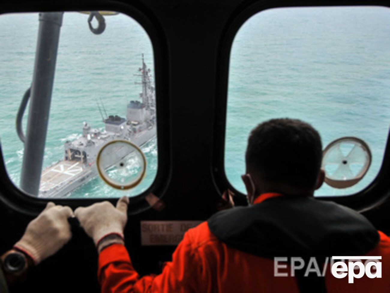 Семь объектов были обнаружены с помощью сонара на дне океана, но сильные течения, ил и грязь не позволяли дайверам увидеть или достать их