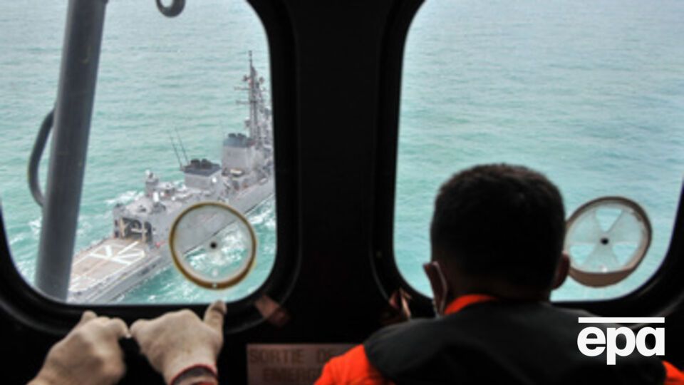 Семь объектов были обнаружены с помощью сонара на дне океана, но сильные течения, ил и грязь не позволяли дайверам увидеть или достать их