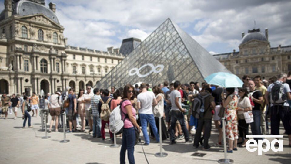 Лувр --- самый популярный музей мира
