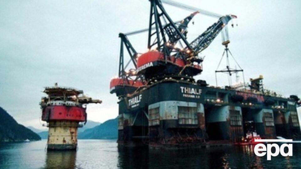 Нефть дешевеет рекордными темпами