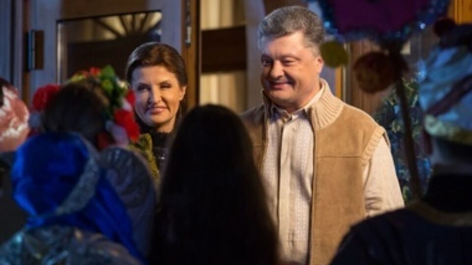 Глубинная суть сегодняшнего праздника --- вера, надежда, любовь, и особенно мир, сказал Порошенко в своем поздравлении