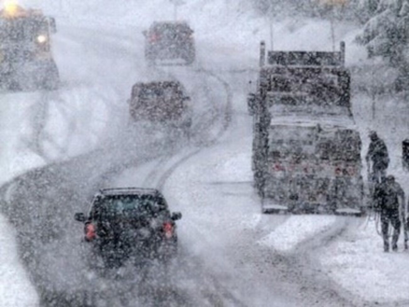 Спасатели вытащили из заносов грузовые и легковые автомобили