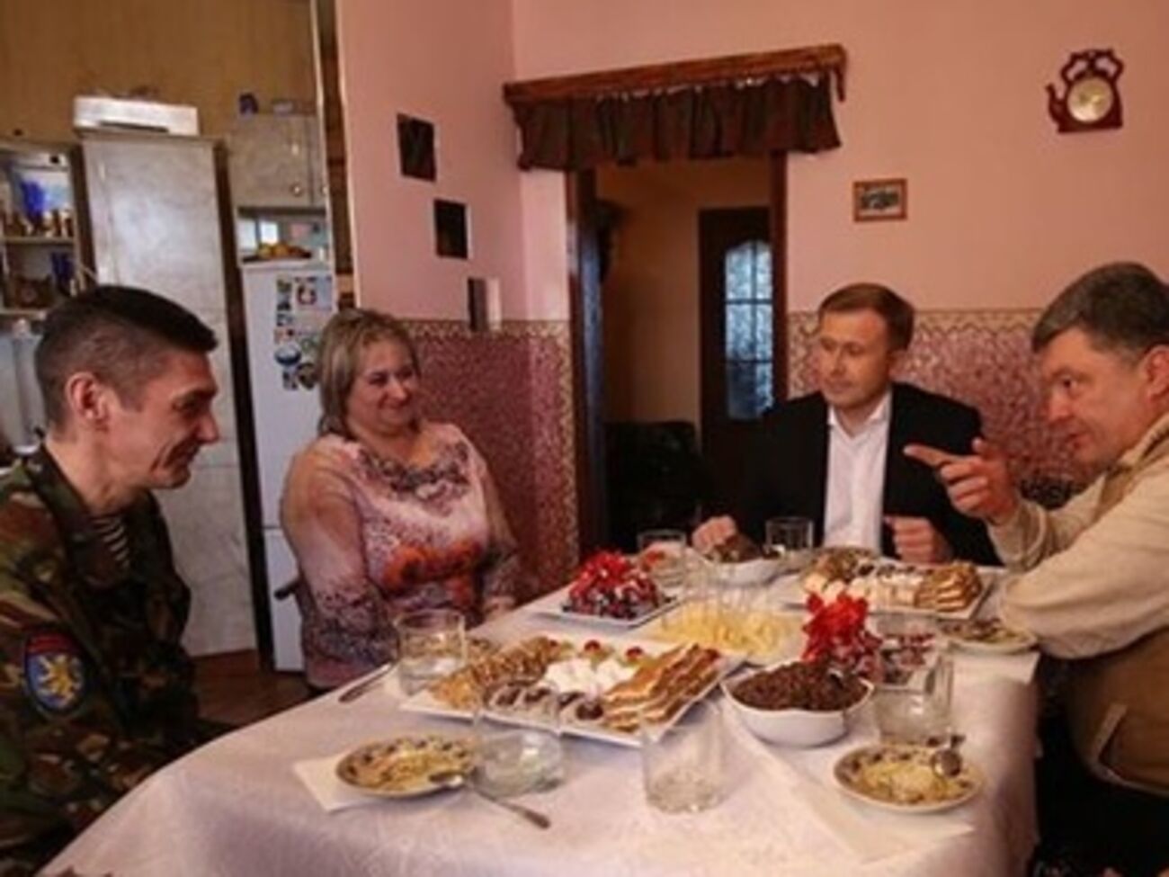 Порошенко пожелал всем мира и победы