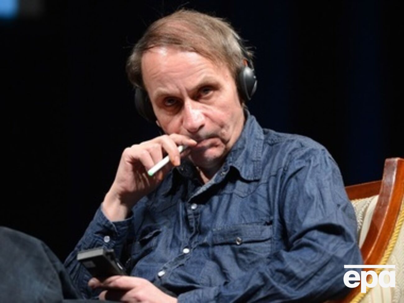 Уэльбек описывает будущее мусульманской Франции, где царит полигамия, а женщин заставляют ходить с покрытой головой и запрещают им работать