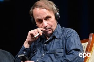 Уэльбек описывает будущее мусульманской Франции, где царит полигамия, а женщин заставляют ходить с покрытой головой и запрещают им работать