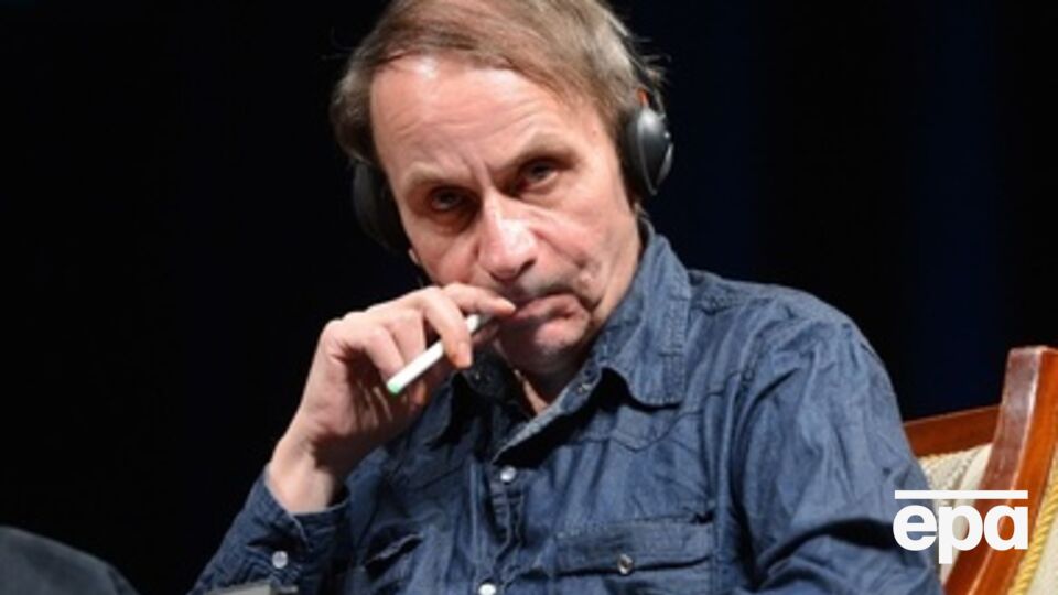 Уэльбек описывает будущее мусульманской Франции, где царит полигамия, а женщин заставляют ходить с покрытой головой и запрещают им работать