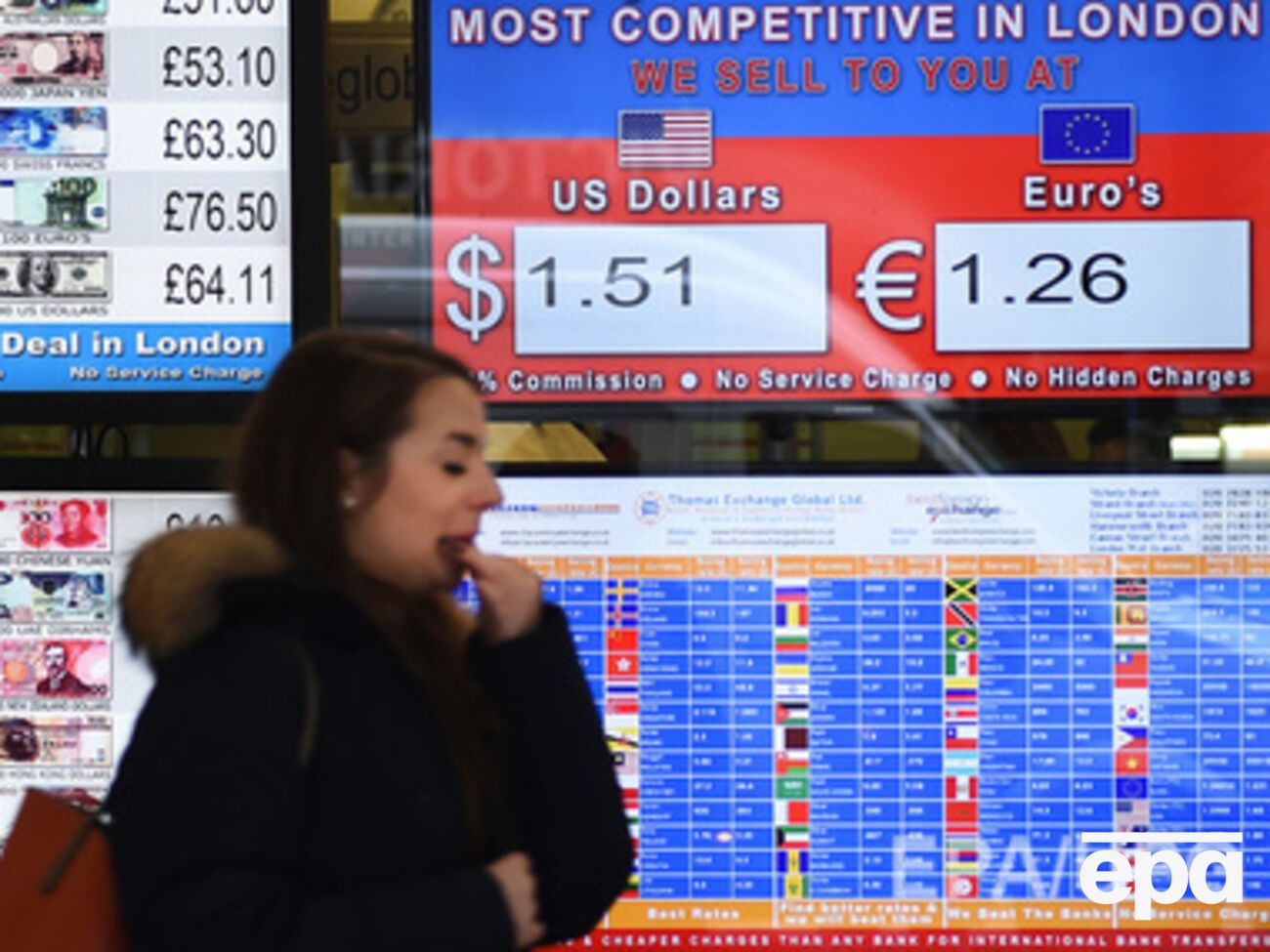 Евро подешевело к доллару