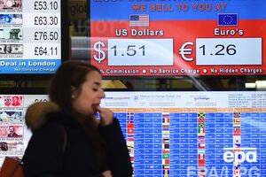 Евро подешевело к доллару