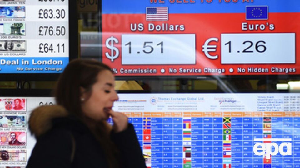 Евро подешевело к доллару