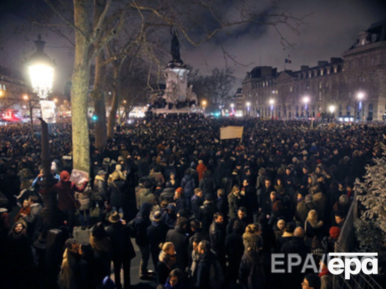 Парижане держат в руках&nbsp;плакаты "Я &ndash; Charlie"