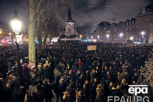 Парижане держат в руках плакаты "Я – Charlie"