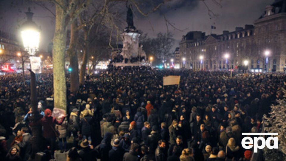 Парижане держат в руках плакаты "Я – Charlie"